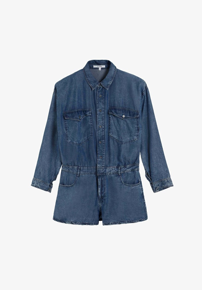 Robe chemise en denim bleu foncé avec des manches longues, un devant à boutons, deux poches poitrine et une taille élastique. Texture usée sur l'ensemble.