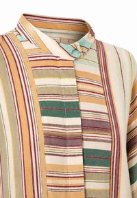 Col et partie avant haute d'une chemise avec des rayures verticales multicolores en tons jaune, vert, bordeaux, crème et bleu, avec un col montant boutonné.