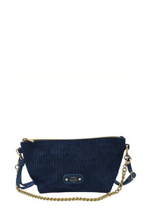 Sac à main en tissu plissé bleu marine avec une fermeture éclair dorée, une bandoulière en chaîne dorée, et un patch logo. Design compact avec une surface texturée.
