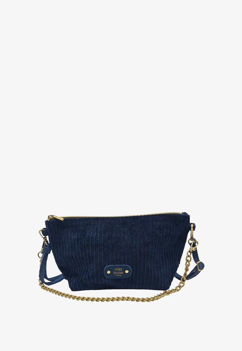 Sac à main en tissu plissé bleu marine avec une fermeture éclair dorée, une bandoulière en chaîne dorée, et un patch logo. Design compact avec une surface texturée.