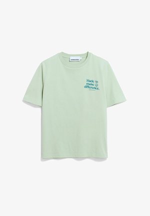 T-shirt vert clair à manches courtes avec encolure ronde et texte bleu « Made to make difference » ainsi qu'un visage souriant sur le côté gauche de la poitrine.
