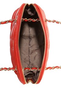Červená prošívaná kožená kabelka se zlatým řetízkovým popruhem; zipové otevírání odhaluje hnědou podšívku s opakujícím se vzorem loga značky.