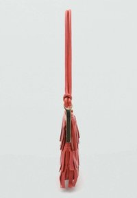 Sac en cuir rouge avec des franges, une fine bandoulière et des accessoires en or. Forme rectangulaire avec une texture lisse et des accents de sangle nouée.