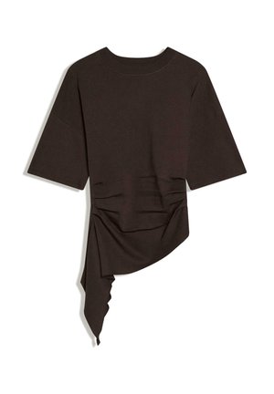 Top marrone scuro a maniche corte con scollo rotondo e orlo drappeggiato asimmetrico su un lato.