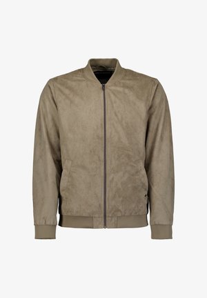 Beige suède bomberjack met ritssluiting aan de voorkant, geribde manchetten en zoom, en zijzakken, weergegeven op een witte achtergrond.