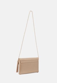 Metalická zlatá crossbody kabelka s hladkým povrchem, sklápěcí klopou, řetízkovým popruhem a třásní na boku.