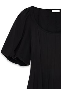 Musta puff-sleeve mekko neliön muotoisella kaula-aukolla, jossa on pystyt pleaatit ja sileä tekstuuri. Tunnisteet on sijoitettu kaula-aukon ympärille.