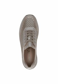 Ljusbeige sneaker med perforerat läderöverkinn, rund tå, texturerade snören och en subtil metallisk lyster. Platt sula med vadderat innertyg.