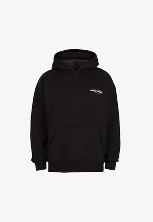 Čierna mikina s kapucňou a prednou vreckom, so malým ružovým logom "DROPSIZE" na hornej ľavej časti hrudníka, vystavená na bielom pozadí.