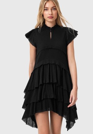 Schwarzes mehrlagiges Kleid mit kurzen, gerafften Ärmeln, rundem Ausschnitt und Schlüsselloch-Detail. Hergestellt aus einem strukturierten, fließenden Stoff.