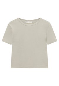 T-shirt gris clair côtelé à manches courtes avec un col rond. Texture douce, coupe décontractée, sans motifs ni accents visibles.