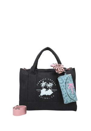 Schwarze Stofftasche mit doppelten Griffen, die ein Palmbaum-Motiv und den Text "Barbie" zeigt. Enthält ein Pouch im Leopardenmuster und einen pinken Riemen.
