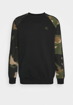 Sweatshirt Adidas noire avec manches longues à motif camouflage et petit logo sur la poitrine supérieure.