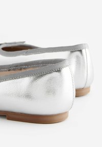 Next BOW  REGULAR FIT - Ballerinaskor - silver metallic