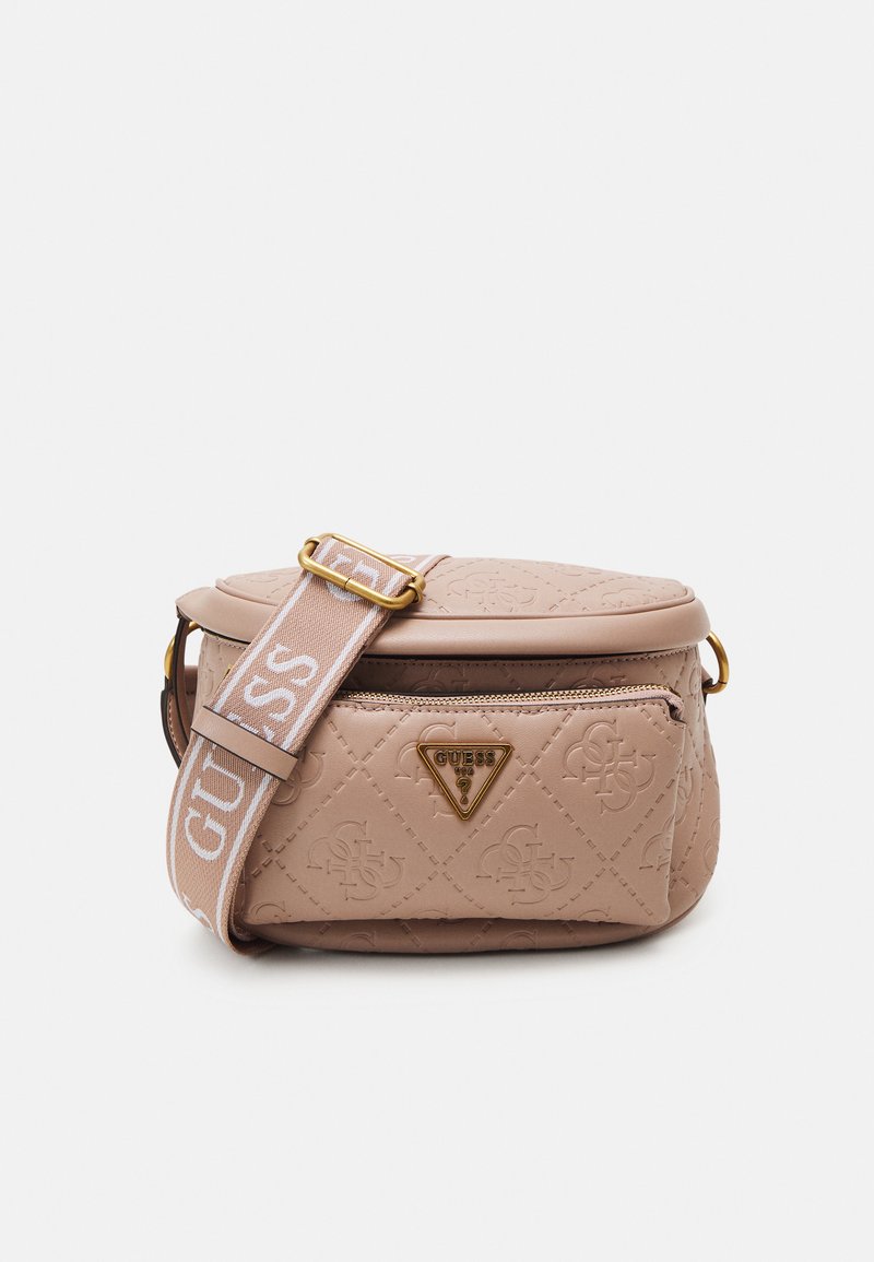 Bolsa bege acolchoada com forma arredondada. Apresenta uma placa de logotipo dourada e uma alça ajustável com padrão. Textura suave e bolso com fecho.