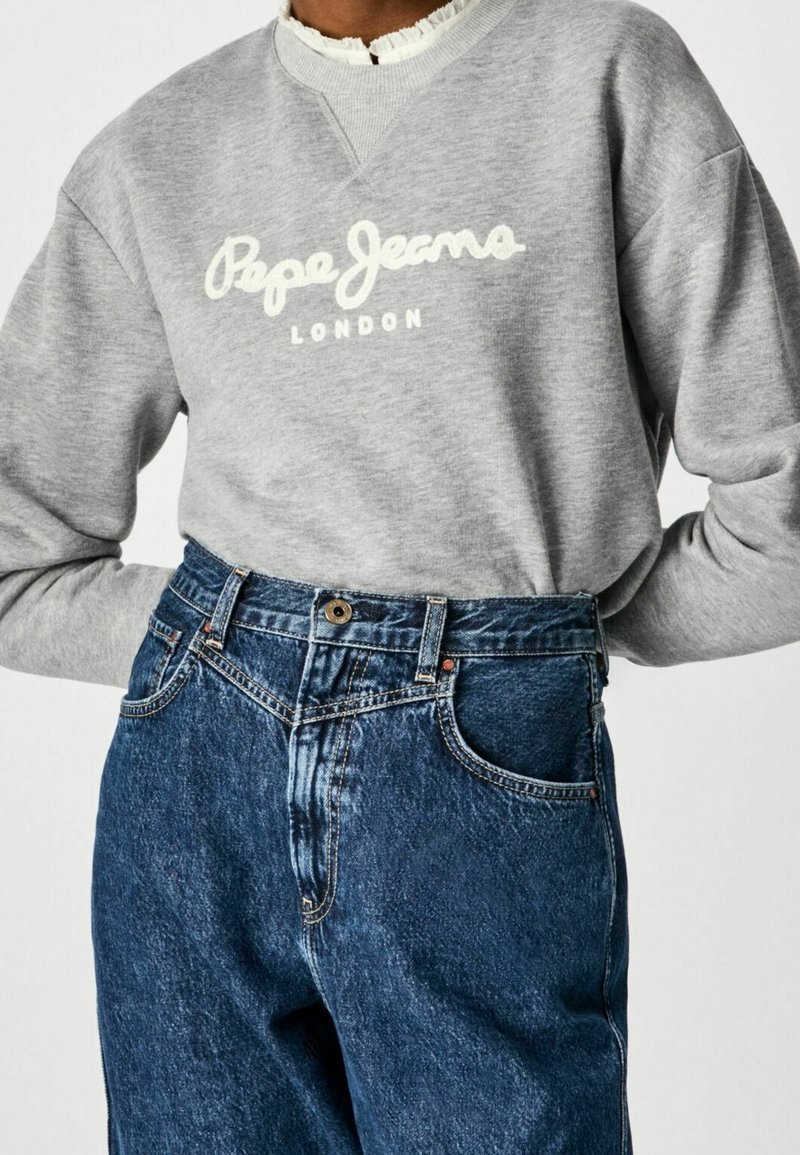 Grijze sweatshirt met "Pepe Jeans London" in het wit gedrukt, gecombineerd met hoge, donkerblauwe denim jeans met een klassiek vijf-pocket ontwerp.