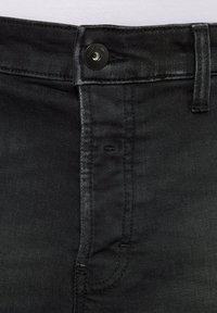 Schwarze Denim-Jeans mit Knopfverschluss, geradem Bund und dezenten Nähten entlang der Nähte und Taschen.