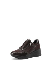 Scarpa sportiva marrone con una combinazione di pelle liscia e texture, con allacciatura frontale e una piccola zip laterale per un facile accesso.