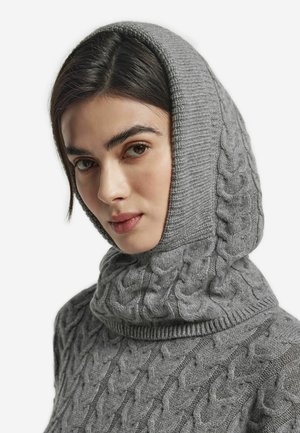 Grå strikket sweater med hætte, der har et kabelstrikket mønster, ribbede kanter og blød tekstur. Nærbillede, der fremhæver designdetaljer.