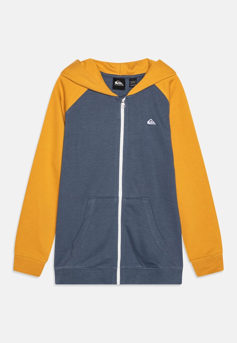 Sweat à capuche zippé avec manches et capuche jaunes, corps bleu, poches avant et petit logo blanc sur la poitrine gauche.