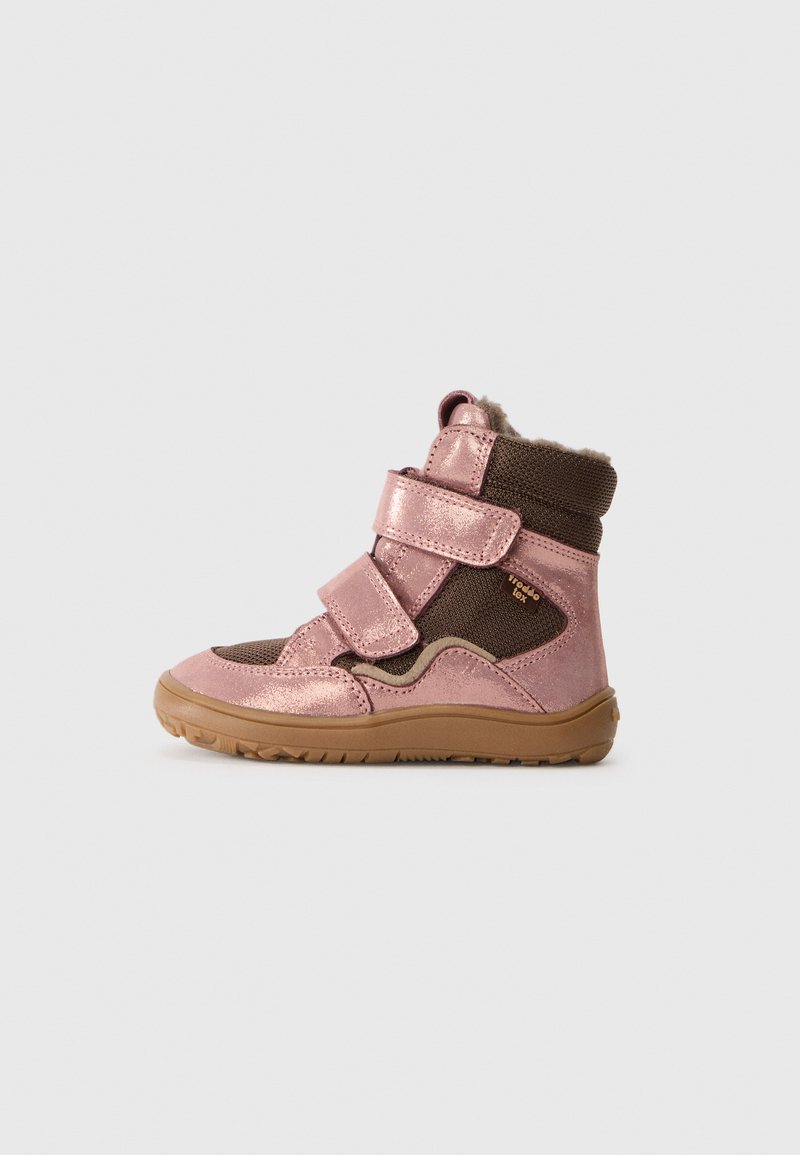 Rosa metallische Knöchelstiefel mit braunen Stoffpaneelen, zwei Klettverschlüssen und einer strukturierten Gummisohle. Futter im Inneren für Wärme und Komfort.