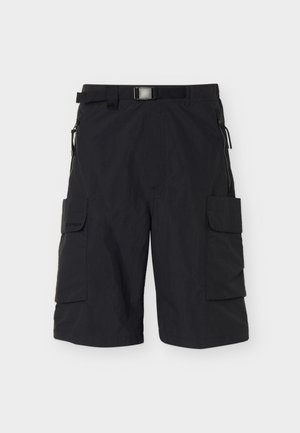 Črne cargo kratke hlače do kolen z nastavljivim pasom, žepki na straneh z zadrgo in velikimi žepi z zaponko na vsaki nogi.