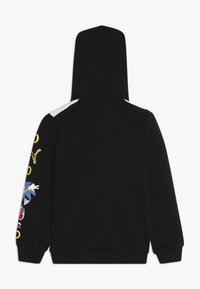 Svart hoodie med dragsko i huva, med färggrafik, inklusive karaktärstryck på ärmarna och vita accentpaneler.