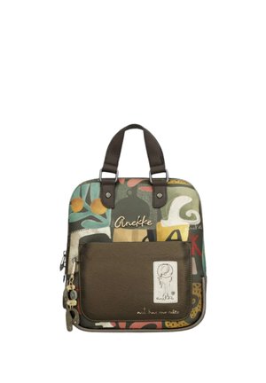 Zaino compatto con design astratto multicolore, tasca frontale marrone scuro, maniglie superiori e ciondoli per la zip.