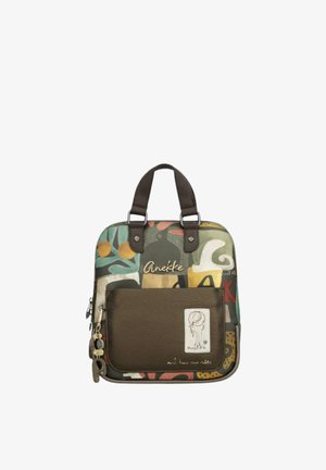 Zaino compatto con design astratto multicolore, tasca frontale marrone scuro, maniglie superiori e ciondoli per la zip.