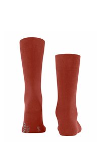 Rote knielange Socken aus weichem Material mit gerippten Bündchen und bedrucktem Logo-Detail nahe dem Knöchel. Einheitliche Farbe ohne Muster oder Akzente.