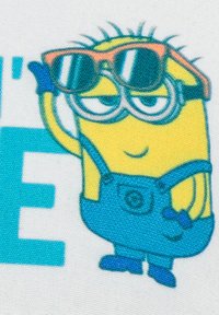 Personaggio giallo con occhiali da sole arancioni e tuta blu, che saluta con una mano. Sfondo bianco con testo turchese parzialmente visibile.