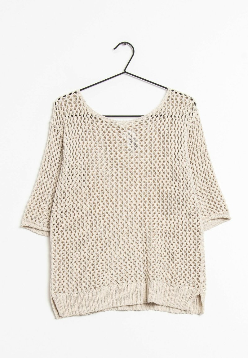 Pull en tricot beige clair avec un tricot lâche et ouvert. Présente un décolleté large et des manches trois-quarts, avec des ourlets côtelés.