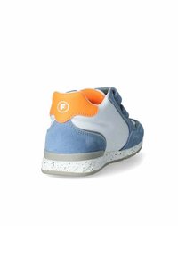 Sneaker blu e bianco con accento arancione. Materiali in suede e sintetici, pannello posteriore testurizzato e suola maculata. Chiusura in velcro.