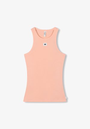 Perzik kleurige tanktop van zachte stof, met een ronde halslijn, brede schouderbanden en een klein logo-opdruk aan de voorkant in het midden.