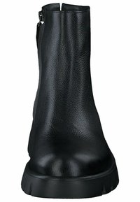 Botas negras de cuero hasta el tobillo con un acabado texturizado, con puntera redondeada, suela de goma gruesa y cremallera lateral para el cierre.