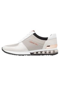 Sneaker z białą skórzaną i siateczkową cholewą, szarymi akcentami i przezroczystą podeszwą z poduszką powietrzną. Posiada metaliczne detale w kolorze różowego złota.