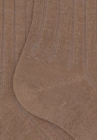 Calzini marroni a coste con maglia strutturata, punta liscia, realizzati in un tessuto morbido e elastico.