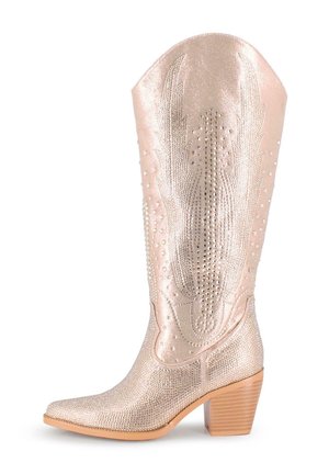 Bota de vaquero en rosa dorado brillante, de altura media hasta la pantorrilla, con costuras decorativas y detalles de strass, que presenta una punta cuadrada y un tacón apilado.