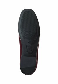 Bordeaux schoen met een gestructureerde zwarte rubberen zool met een geribbeld patroon en een klein merklogo nabij de hiel. Gladde bovenlaag.