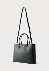 Sac fourre-tout en similicuir noir avec une surface texturée, deux poignées supérieures et une bandoulière amovible. Présente une forme élégante et carrée.