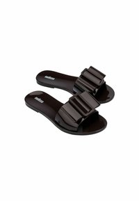 Infradito in plastica nera con una fascia larga caratterizzata da due fibbie rettangolari. Superficie liscia e lucida; design con suola piatta.