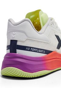 Chaussure de sport blanche avec semelle violet et orange, doublure intérieure vert citron, et logo noir "HB TOPFLIGHT" sur le côté.