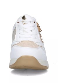 Sneaker bianca con dettagli dorati, lati testurizzati e una zip frontale. Presenta lacci e una suola in gomma beige. Dettaglio sovrapposto scintillante.