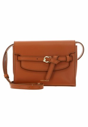 Sac bandoulière en cuir marron avec rabat avant, bride réglable et détail boucle dorée sur fond blanc.