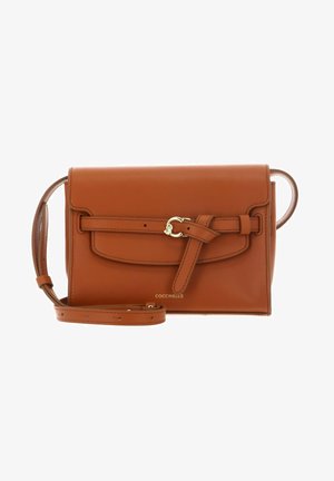 Sac bandoulière en cuir marron avec rabat avant, bride réglable et détail boucle dorée sur fond blanc.