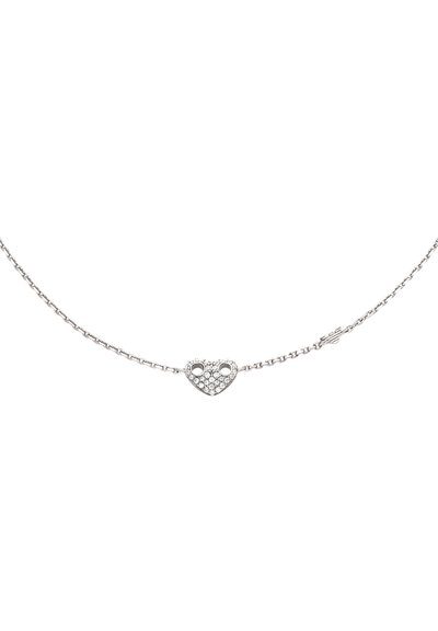 Collier chaîne en argent avec un pendentif en forme de cœur orné d'un motif cristallin et de deux accents circulaires de chaque côté.