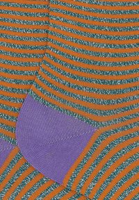 Calze a righe con strisce arancioni e verde acqua e dettagli in filo d'argento, con tallone viola solido. Tessuto lavorato a maglia con una texture morbida.