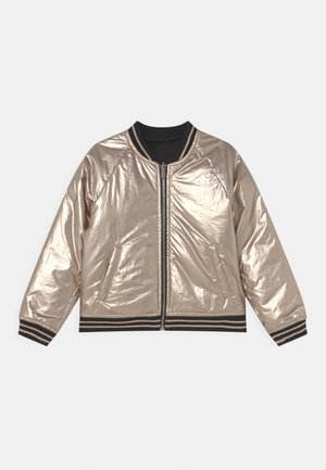 Giacca bomber metallizzata oro lucido con polsini, collo e orlo a coste a righe nere e oro, chiusura frontale con zip e due tasche laterali.