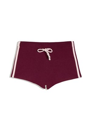 Bordowe krótkie spodenki sportowe z jasnoróżowymi paskami po bokach i różowym sznurkiem zawiązanym z przodu na kokardkę na środku pasa.