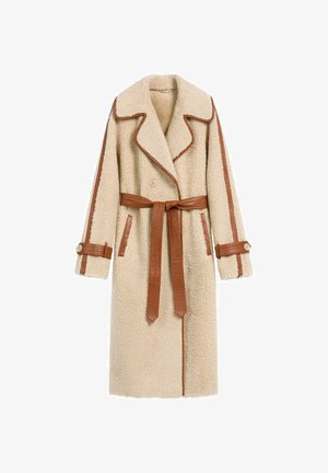 Beżowy płaszcz z polaru o podwójnym zapięciu, z brązowymi skórzanymi akcentami i dopasowanym paskiem. Posiada szeroki kołnierz i detale przy mankietach.